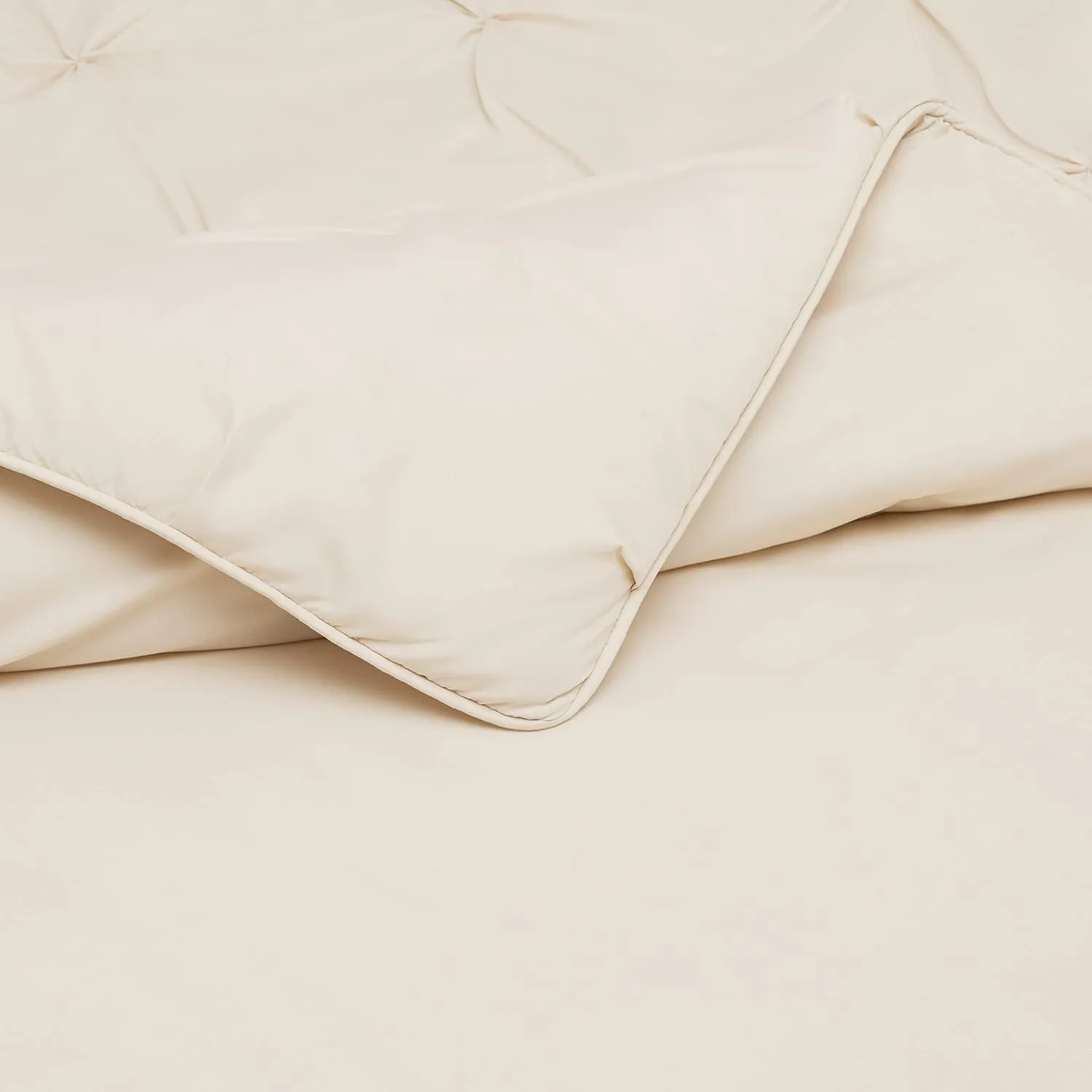 Amazon Basics Soft, Breathable Queen Size Comforter Sets, All-Season Down-Alternative 3-Piece Bedding Set, Pinch Pleat Design, Full/Queen Size, Beige