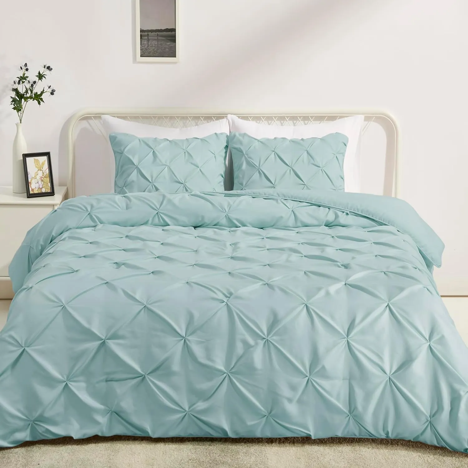 Amazon Basics Soft, Lightweight Queen Size Comforter Sets, All-Season Down-Alternative 3-Piece Bedding Set, Pinch Pleat Design, Full/Queen Size, Spa Blue