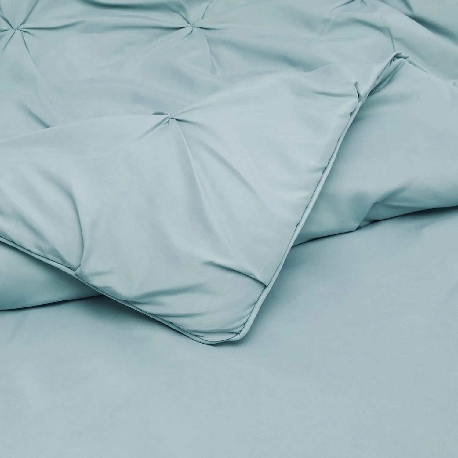 Amazon Basics Soft, Lightweight Queen Size Comforter Sets, All-Season Down-Alternative 3-Piece Bedding Set, Pinch Pleat Design, Full/Queen Size, Spa Blue