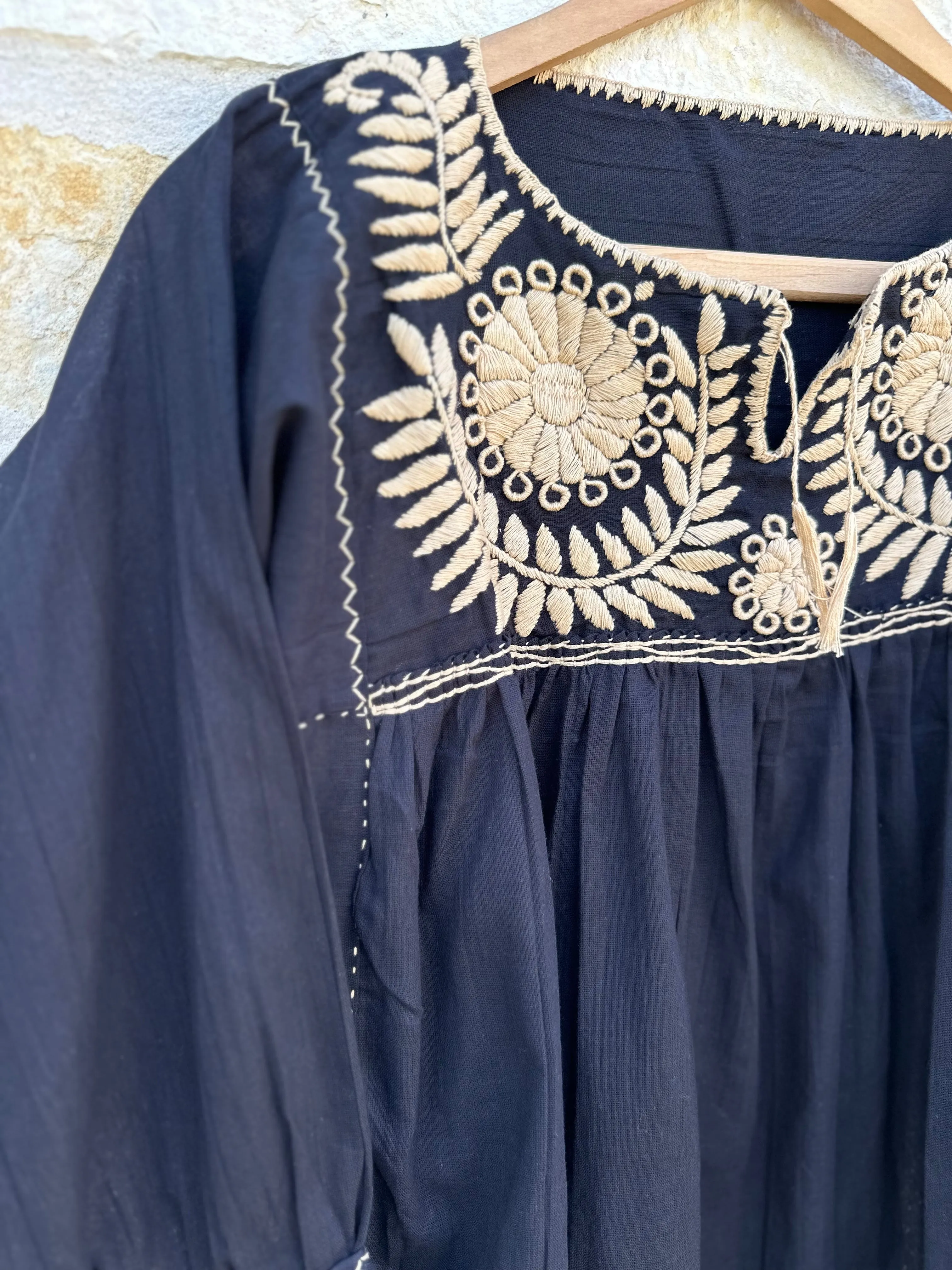 Black and Beige Blusa con Flores