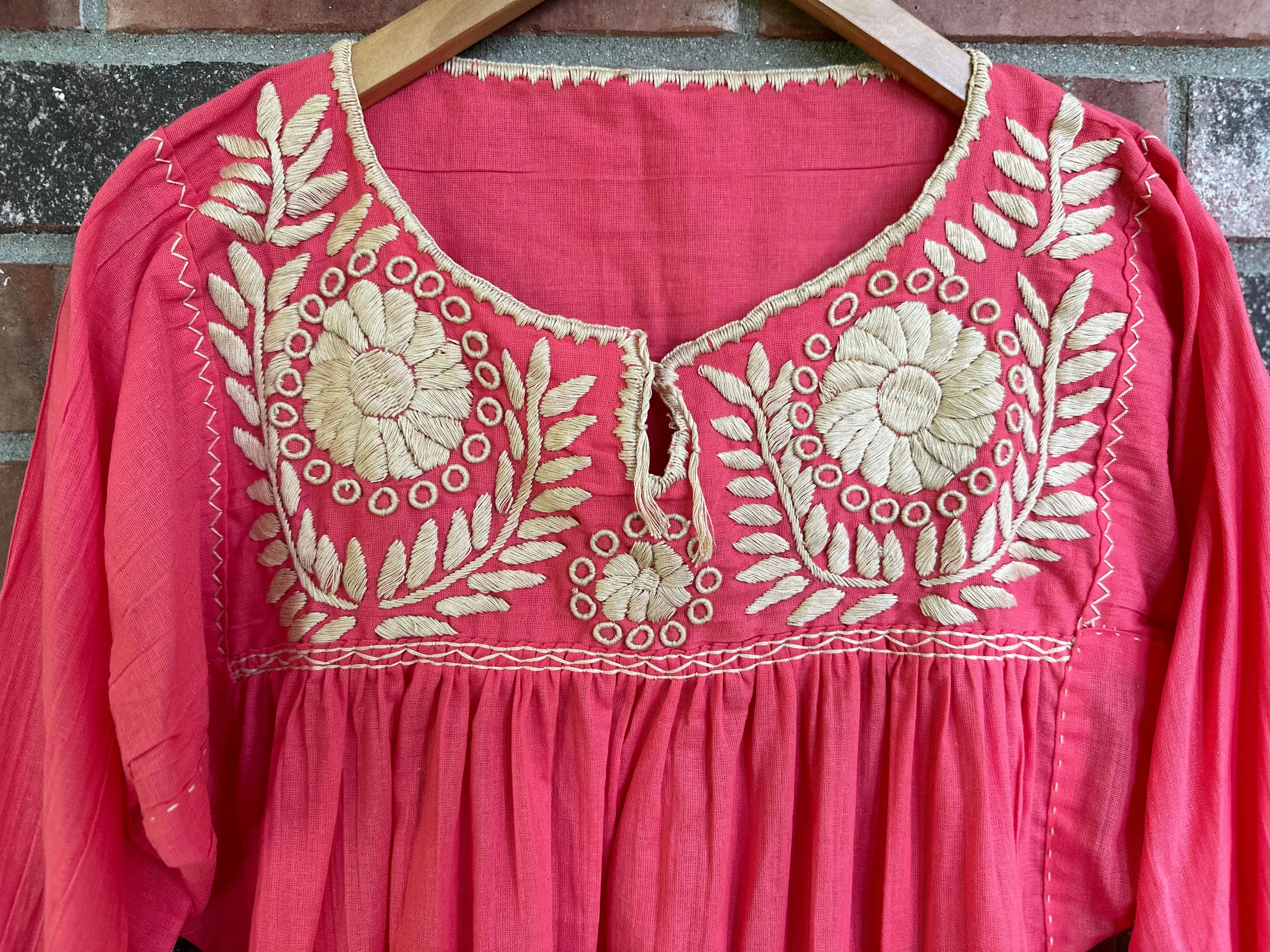 Coral and Beige Blusa con Flores