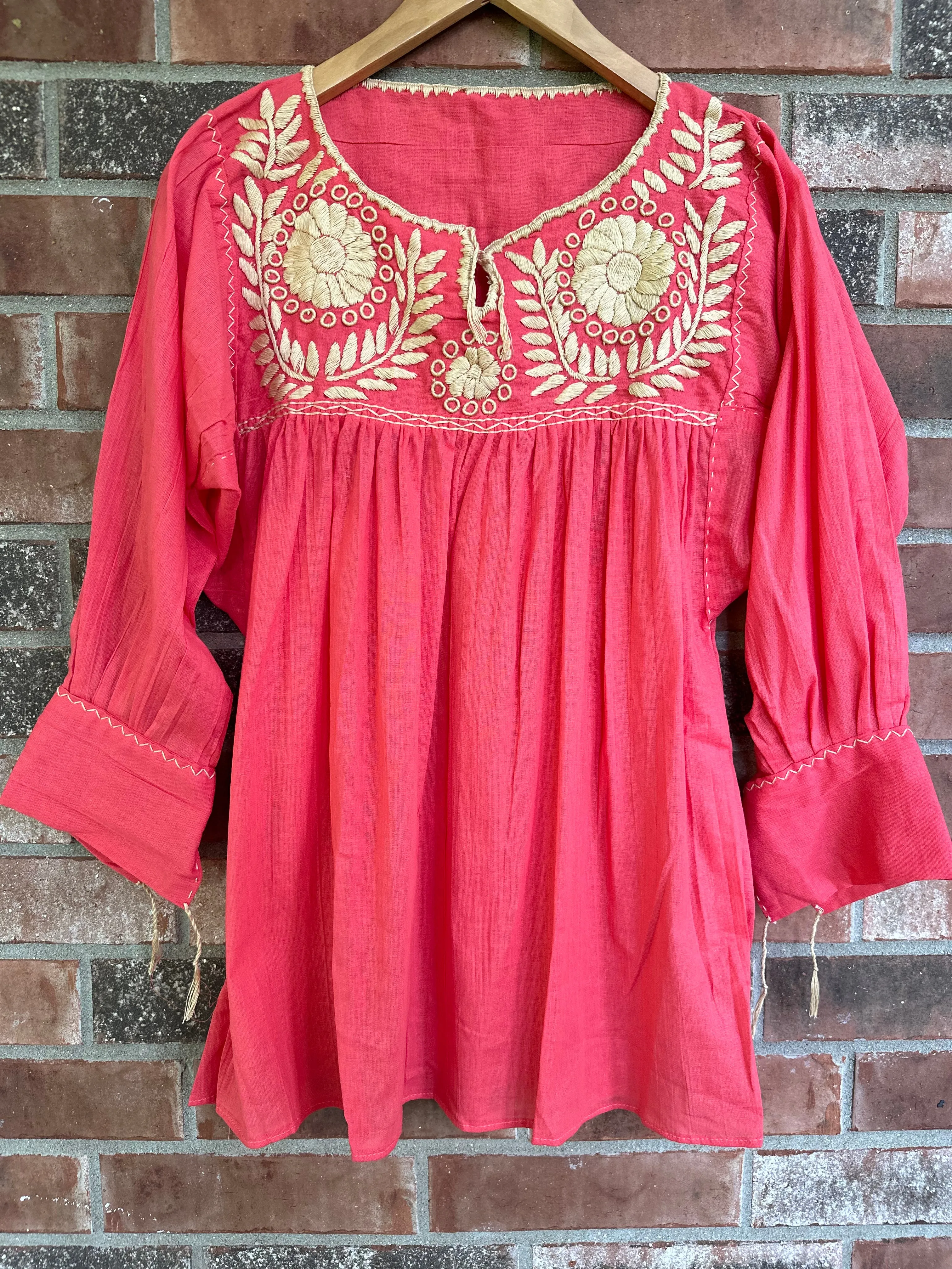 Coral and Beige Blusa con Flores