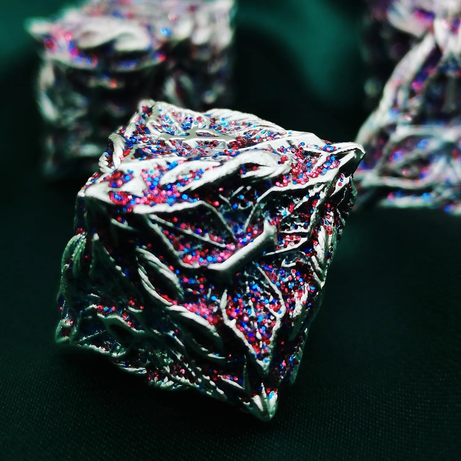 HAOMEJA Metal DND Flash Magic Vine Leaf Dice Set 7 PCS Polyhedral D&D Dice Set Apply to DunFgeons and Dragons Gift Role Playing Dice (Flash White)