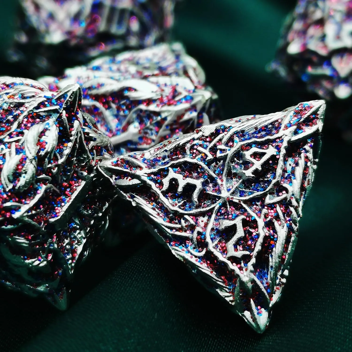 HAOMEJA Metal DND Flash Magic Vine Leaf Dice Set 7 PCS Polyhedral D&D Dice Set Apply to DunFgeons and Dragons Gift Role Playing Dice (Flash White)