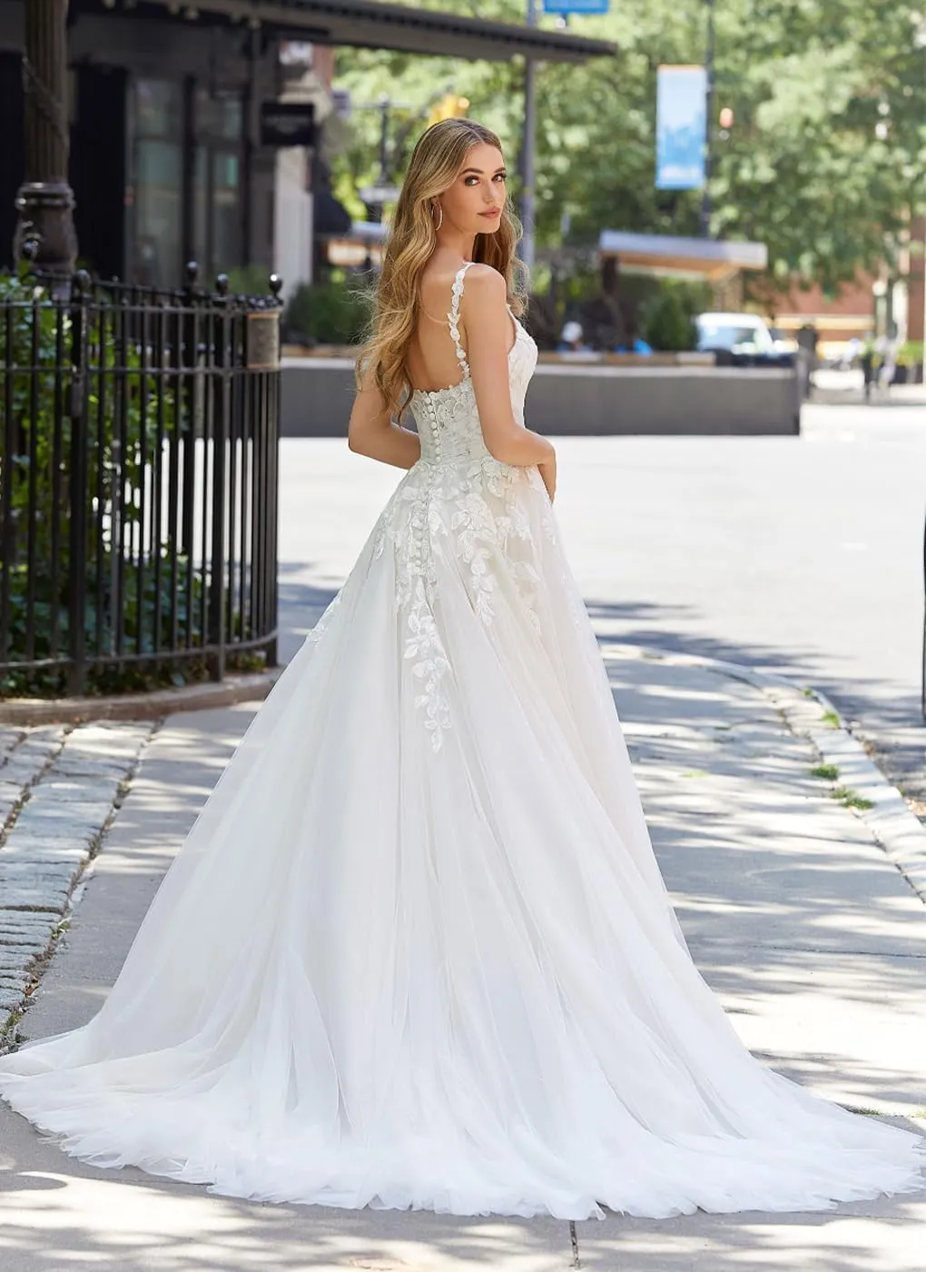 Lace Wedding Dresses for Bride 2025 Winter Tulle Lace Applique A-Line Spaghetti Strap V-Neck Modest Bride Gowns