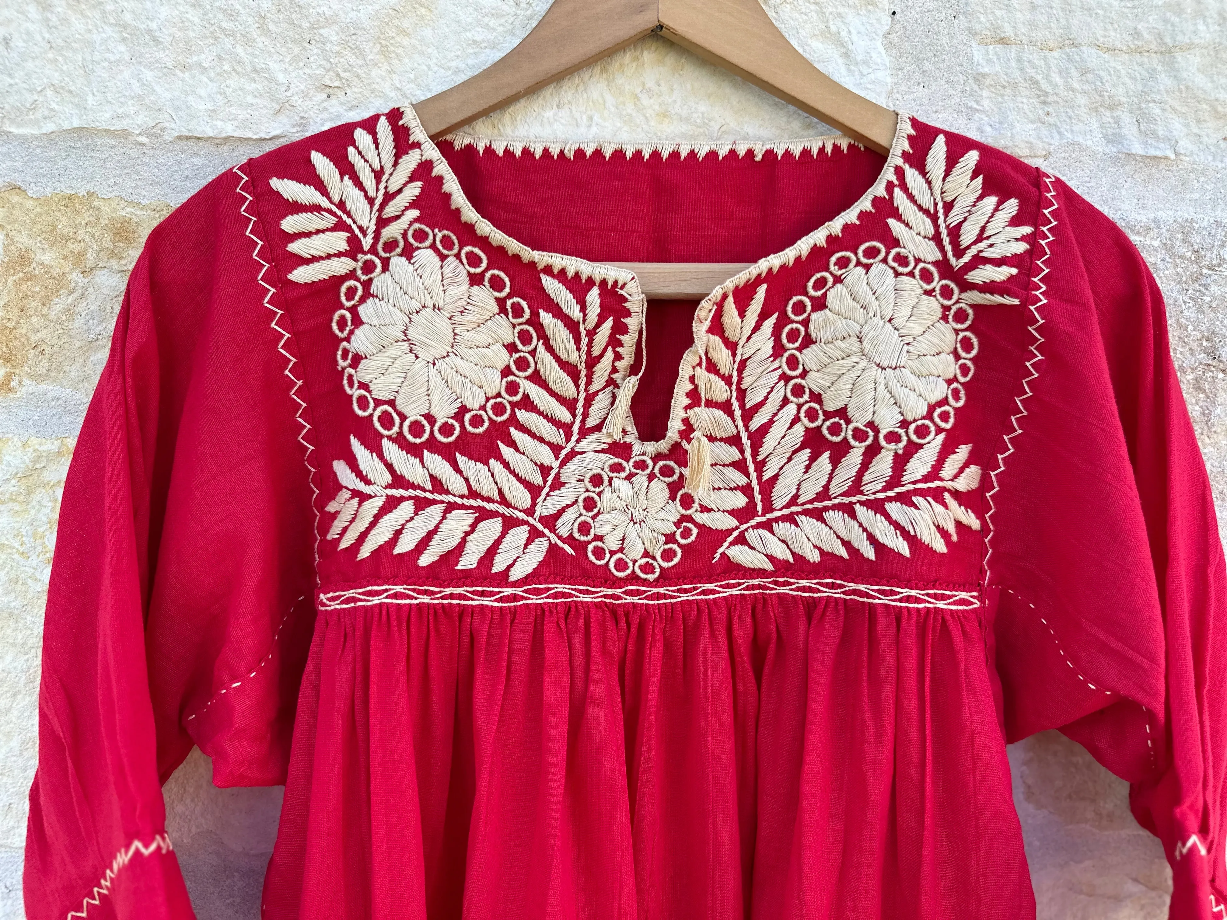 Red and Beige Blusa con Flores
