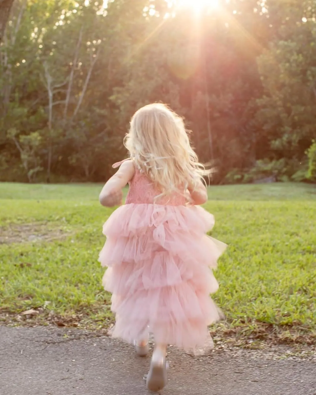 Tiered Flower Girl Dress Bow Spaghetti Strap Junior Bridesmaid Dresses Tulle Long Ball Gown with Laces Applique